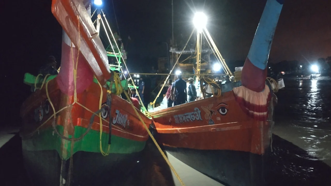 মোংলায় বঙ্গোপসাগরে অনুপ্রবেশ করে মাছ ধরার সময় ৩৪ ভারতীয় জেলে আটক