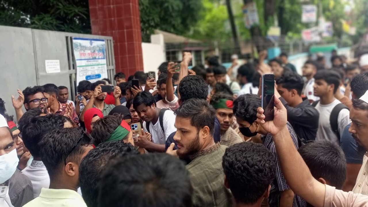 পটিয়া থানার সামনে বৈষম্যবিরোধী ছাত্র আন্দোলনের অবস্থান, ওসির অপসারণের দাবি