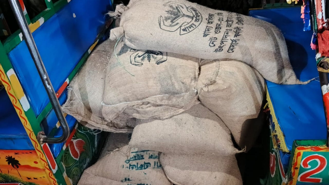 গফরগাঁওয়ে ওএমএসের চাল রাতের আঁধারে বিক্রি, বিএনপি নেতা ডিলার অভিযুক্ত