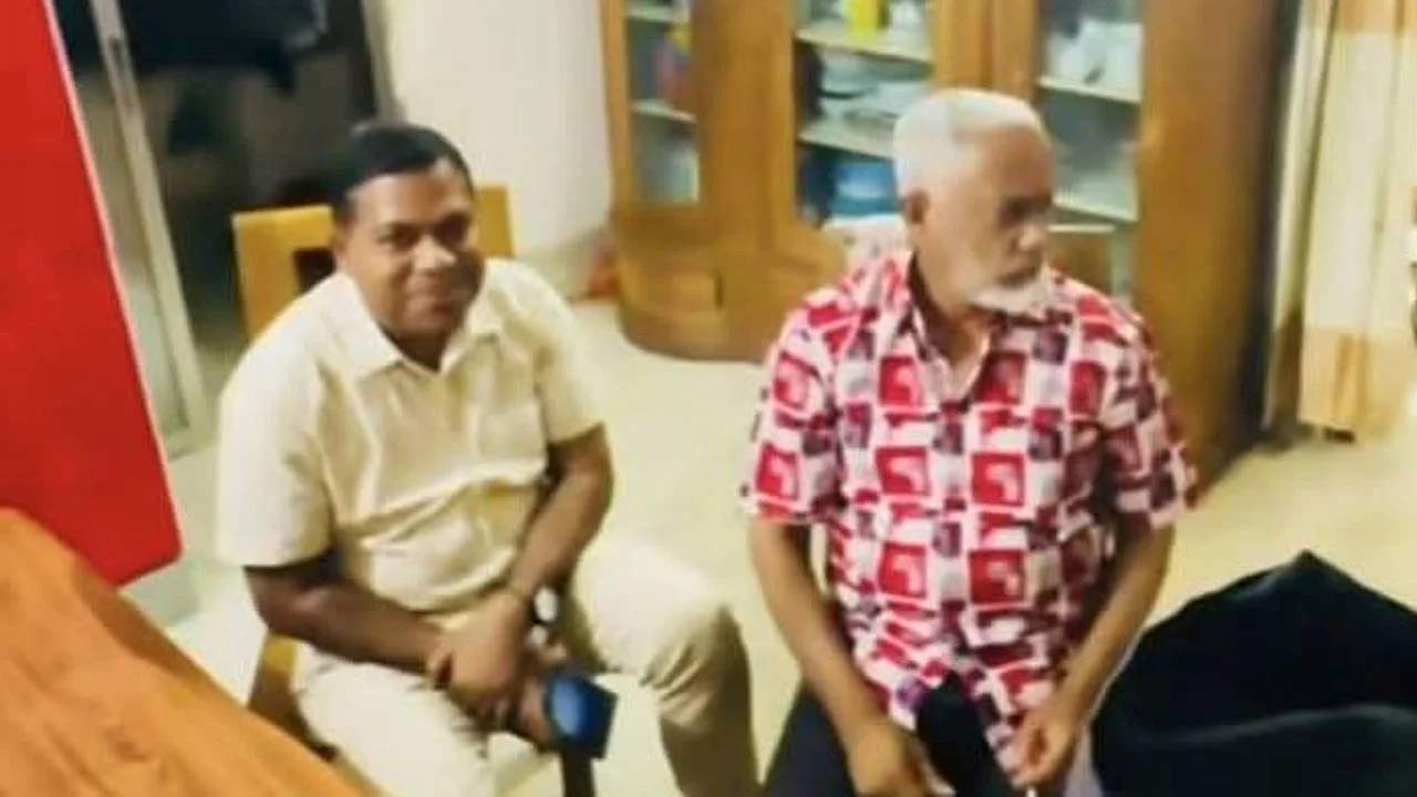 জামিনে মুক্ত আ.লীগ নেতার বাসায় মিষ্টি নিয়ে গেলেন বিএনপি নেতা, সমালোচনার ঝড়