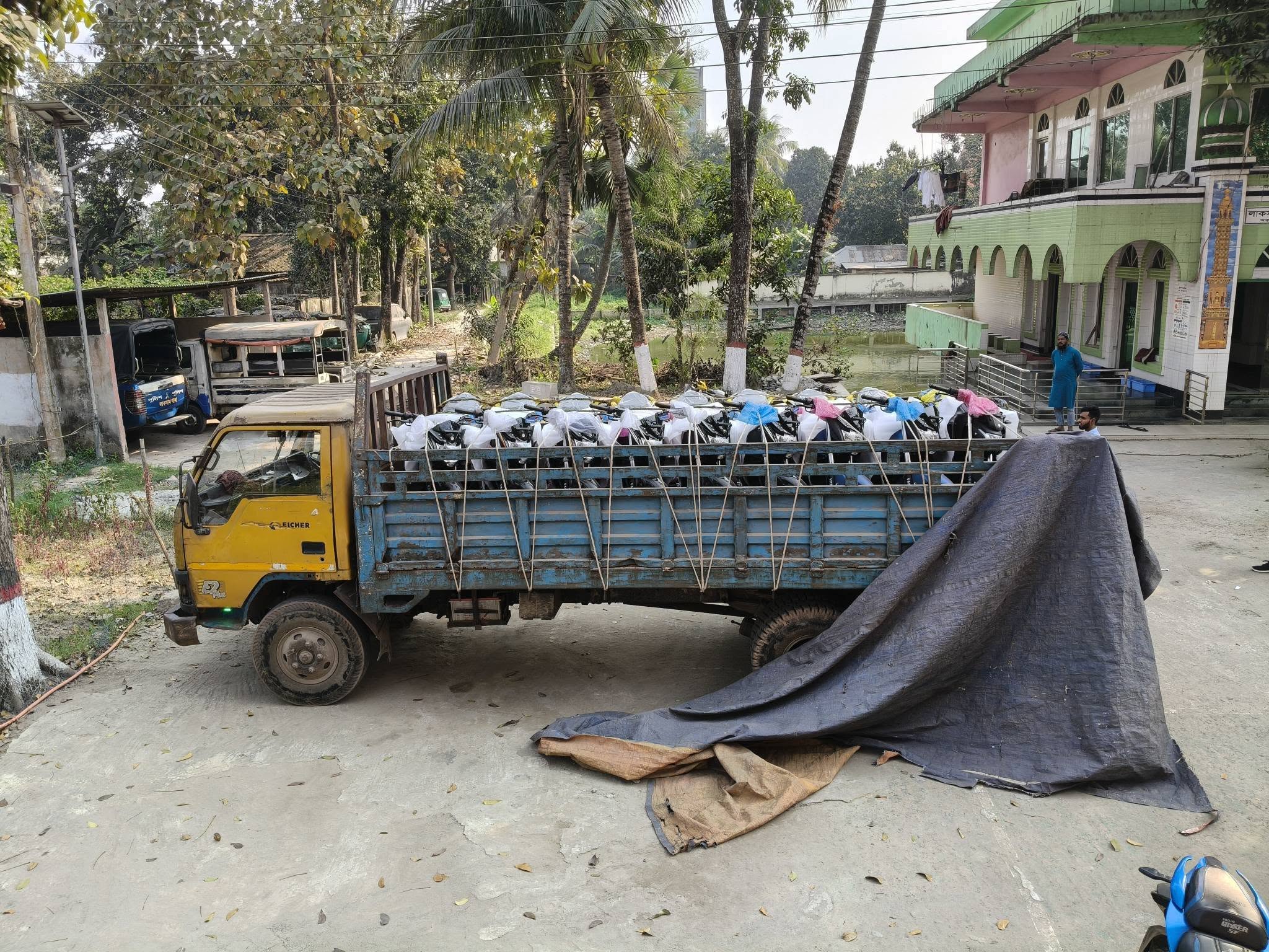 লাকসামে ধরা পড়লো ঢাকা থেকে ছিনতাই করে আনা ৯ টি ইয়ামাহা এফ জেড মোটরসাইকেল।