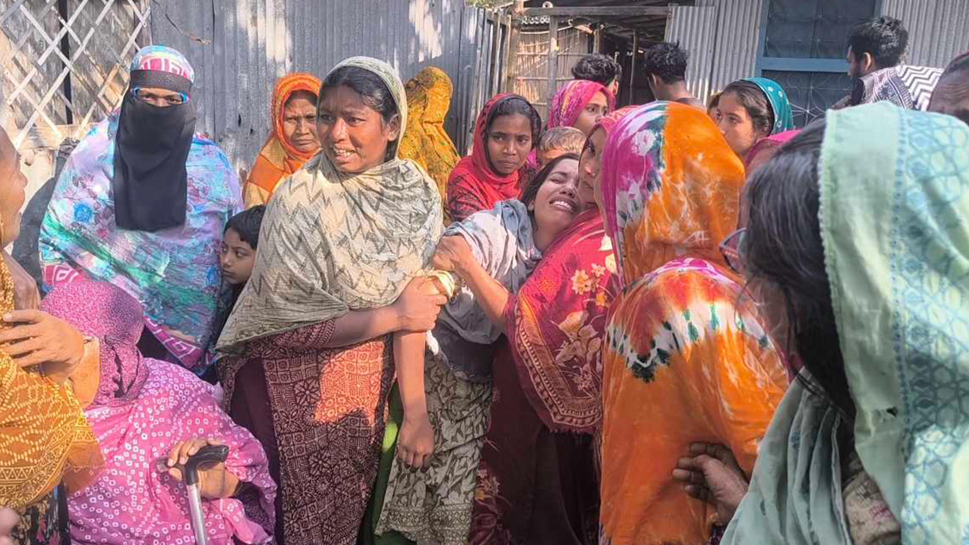 বাড়ির উঠানে দাদির, সরিষাক্ষেতে মিলল নাতনির বিবস্ত্র মরদেহ